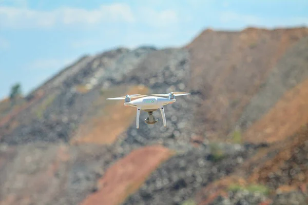 Renkli dağların arkaplanındaki dörtgen helikopter