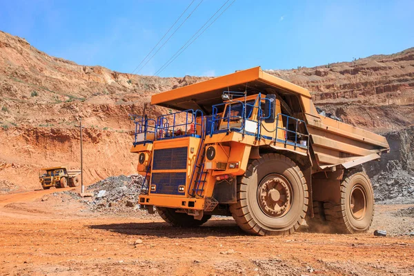 Camión Amarillo Grande Una Cantera Mineral —  Fotos de Stock