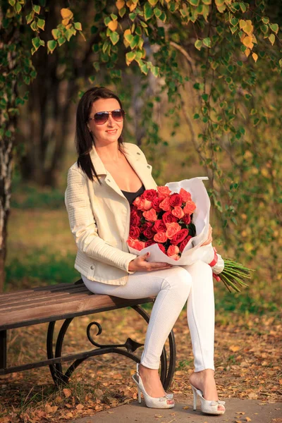 Дівчина Букетом Троянд Сидить Лавці Осінньому Парку — стокове фото