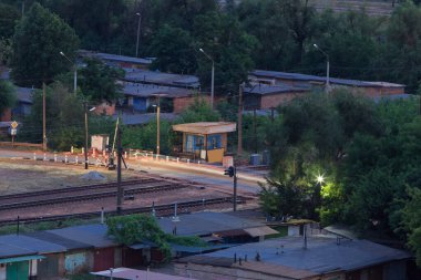 Akşamları demiryolu geçidi