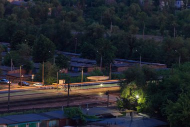 Gece uzun bir tren ile demiryolu geçidi