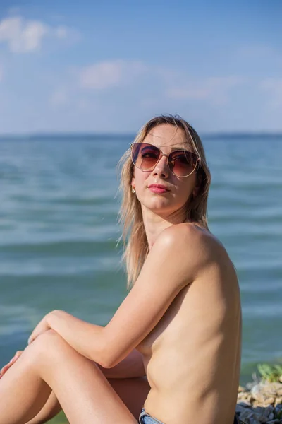 Chica Topless Junto Lago Día Soleado —  Fotos de Stock