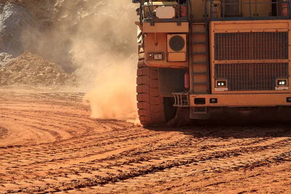 Grande Caminhão Despejo Mineração Levanta Poeira Laranja Sobre Rodas — Fotografia de Stock