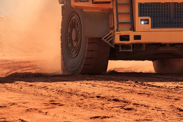 Grande Caminhão Despejo Mineração Levanta Poeira Laranja Sobre Rodas — Fotografia de Stock