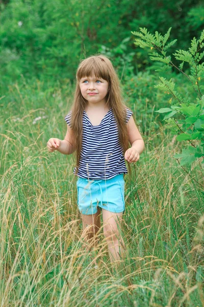 Menina Com Cabelos Longos Caminha Grama Borda Floresta — Fotografia de Stock