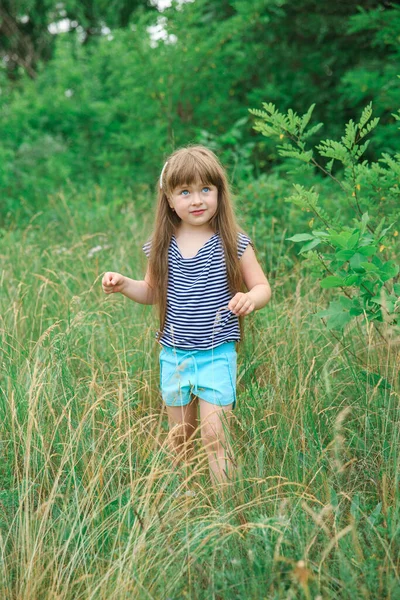 Menina Com Cabelos Longos Caminha Grama Borda Floresta — Fotografia de Stock