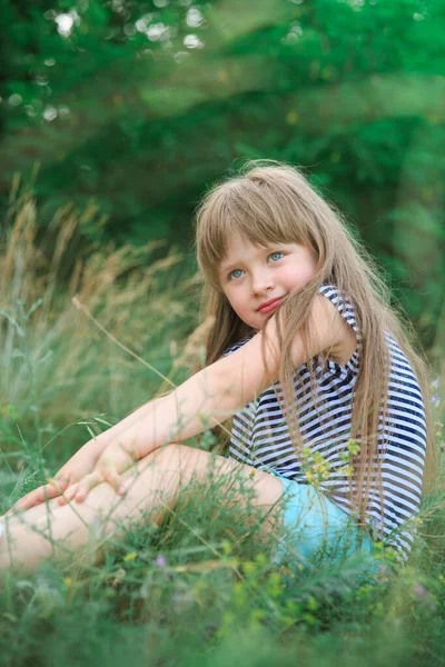 Petite Fille Aux Cheveux Longs Trouve Bord Forêt — Photo