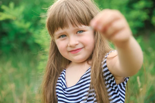 Menina Segurando Uma Borboleta Mão Nitidez Rosto — Fotografia de Stock