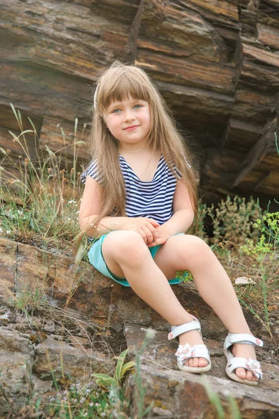 Retrato Una Niña Ojos Azules Chica Está Sentada Una Piedra — Foto de Stock