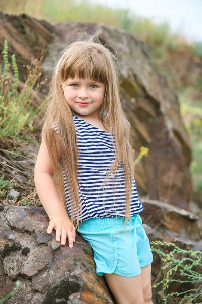 Retrato Uma Menina Livre Pela Pedra — Fotografia de Stock