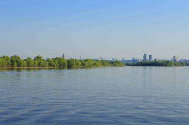 Büyük bir metropolün yanında büyük bir su kütlesi.