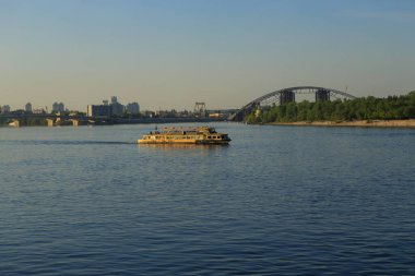Zevk teknesi nehirde yüzüyor