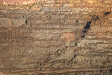 Dağın içinden geçen bir yol var.