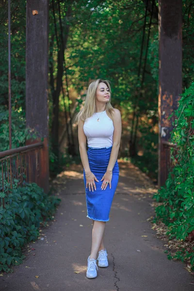 Una Chica Camina Por Parque Largo Del Callejón —  Fotos de Stock