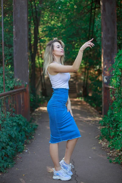 Una Chica Camina Por Parque Largo Del Callejón —  Fotos de Stock