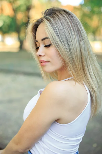 Retrato Perfil Rapariga Livre Fundo Traseiro Está Desfocado — Fotografia de Stock