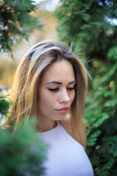 Портрет Молодої Жінки Зелених Деревах — стокове фото