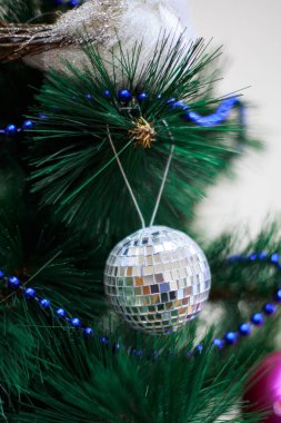 Noel ağacında Noel oyuncakları. Arka plan bulanık