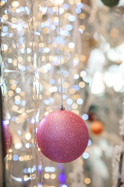 Noel ağacında Noel oyuncakları. Arka plan bulanık