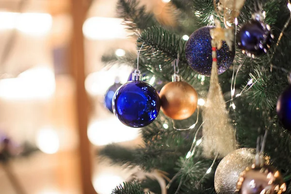 Weihnachtsspielzeug Weihnachtsbaum Hintergrund Ist Verschwommen — Stockfoto