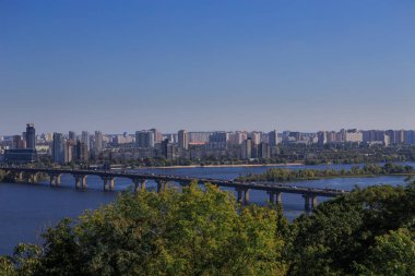 Büyük bir metropoldeki büyük bir nehrin üzerindeki köprü.