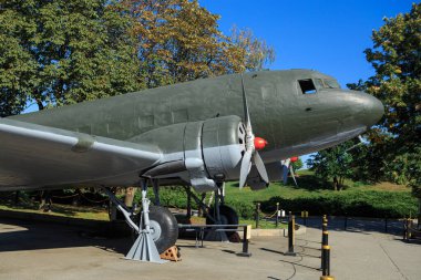 Eski uçak bir müzede duruyor.