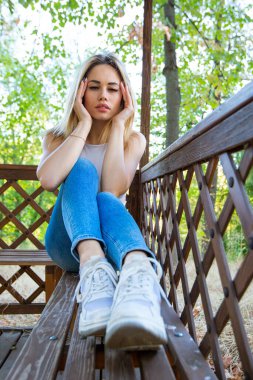 Güzel bir gün batımı ya da deniz üzerinde şafak küçük bir tekne ve büyük bir güneş ışığı 