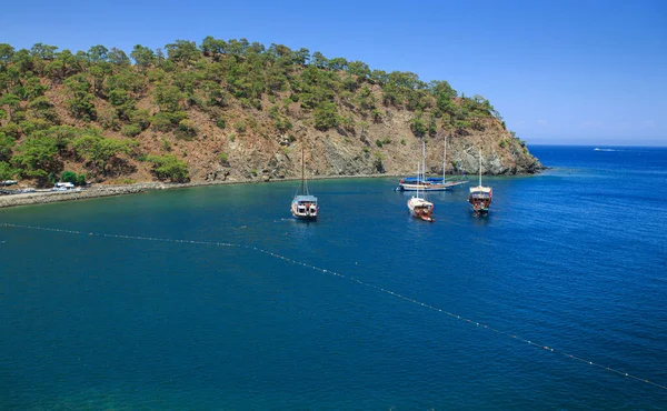 Bella Baia Mare Con Imbarcazioni Diporto Una Giornata Sole Estiva — Foto Stock