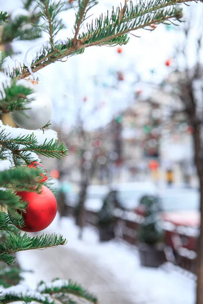 Silvesterspielzeug Bei Verschneitem Wetter Draußen Auf Dem Weihnachtsbaum — Stockfoto