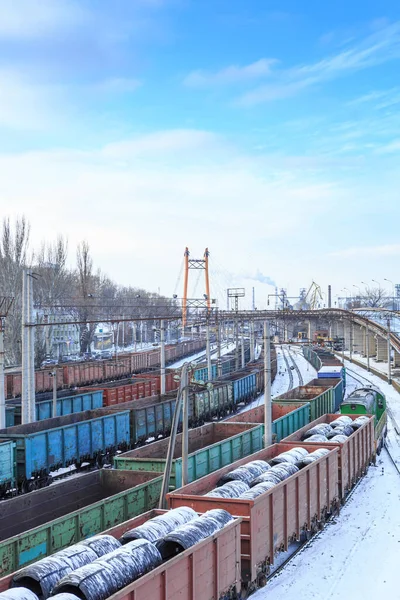 Kış mevsiminde vagonları olan tren istasyonu.