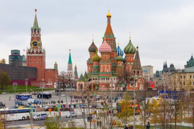 - Rusya. Moskova. Vasilevsky iniyor. St. Bulutlu bir günde Basil Katedrali. Zaryadye Parkının manzarası.