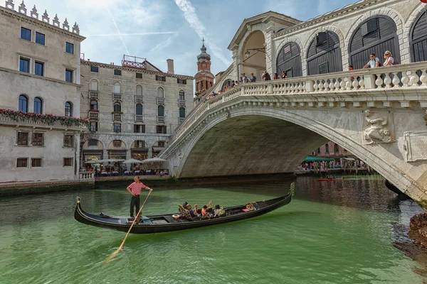 Góndola cerca del puente de Rialto en la calle Grand Canal en Venecia — Foto de Stock