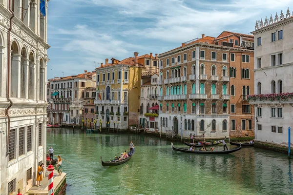 Góndola cerca del puente de Rialto en la calle Grand Canal en Venecia — Foto de Stock