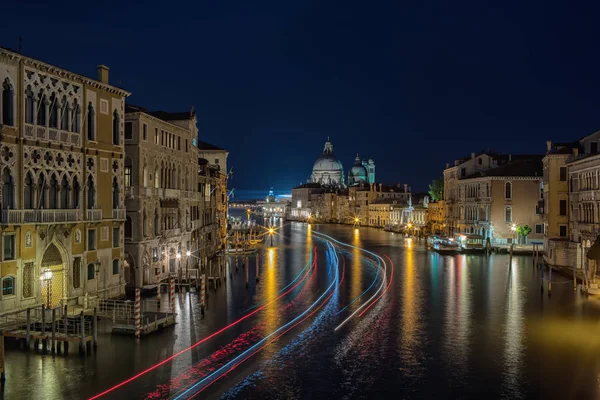 Gran Canal y Basílica Santa Maria della Salute vista nocturna — Foto de Stock