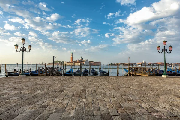 Gondolas amarradas por la plaza de San Marcos con la iglesia de San Giorgio di Maggiore en Venecia, Italia — Foto de Stock