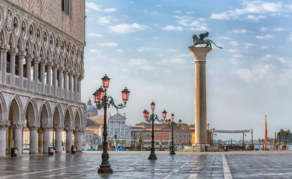 Salida del sol vista de la plaza San Marco, Palacio Ducal Palazzo Ducale en Venecia, Italia . — Foto de Stock