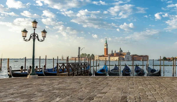 Gondolas amarradas por la plaza de San Marcos con la iglesia de San Giorgio di Maggiore en Venecia, Italia — Foto de Stock