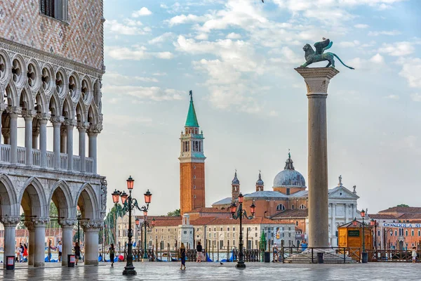 Salida del sol vista de la plaza San Marco, Palacio Ducal Palazzo Ducale en Venecia, Italia . Imágenes de stock libres de derechos