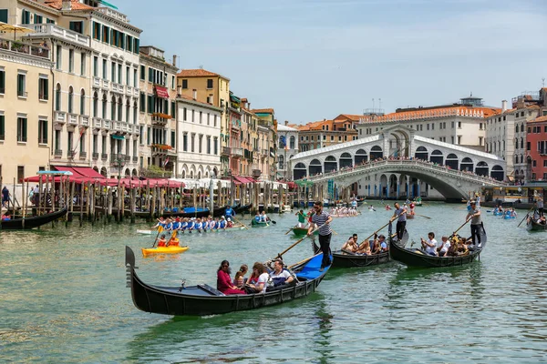 Góndolas cerca del puente de Rialto en la calle Grand Canal en Venecia — Foto de Stock