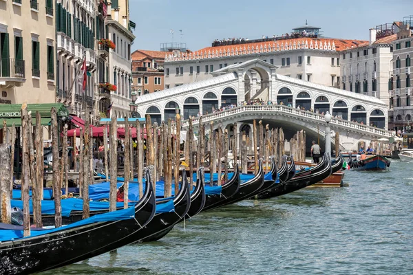 Gondoler nära Rialtobron på Grand Canal Street i Venezia Stockbild