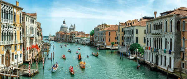 Regata auf grand canal in venedig, italien lizenzfreie Stockfotos
