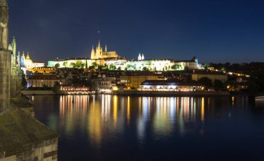 Pargue Charles Köprüsü ve Prag Kalesi Gece yansımaları nehri