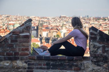 Prag Panorama 'nın önündeki kişi Charles Bridge River, Mountain Skyview' den.