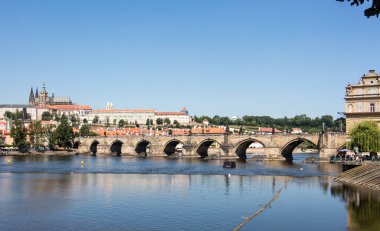 Charles Köprüsü ve Prag Şatosu Güneşli Panorama Eski Kasabası