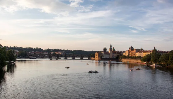 Charles γέφυρα prague ηλιοβασίλεμα φως όμορφο νερό του ποταμού πανοραμική θέα — Φωτογραφία Αρχείου