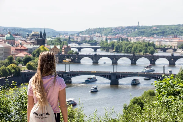 Személy Prágában panoráma Charles híd folyó hegyi kilátás — Stock Fotó