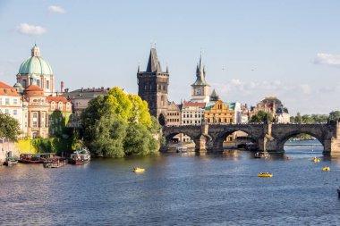 Charles Köprüsü ve Prag Şatosu Güneşli Panorama Eski Kasabası