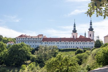 Prag şatosu güneşli manzara eski kasaba