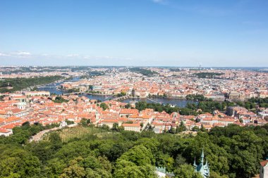 Panoramik manzara Prag Nehri köprüleri Charles Köprüsü güneşli