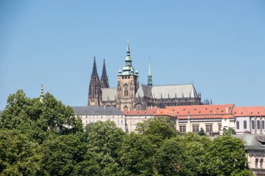 Prag şatosu güneşli manzara eski kasaba